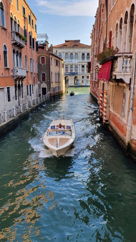 Boat In Venice, Boats In Italy, Vinece Italy, Venice Boat Ride, Boat In Italy, Italy Landmarks, Italian Boat, Venice Italy Aesthetic, Italy People