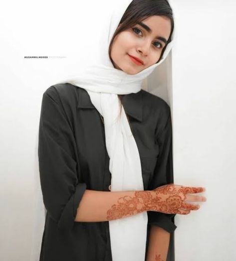 Hiba Badarudheen, Normal Poses, Ishq Vishq, Iran Street, Cute Relationship Pictures, Eid Photoshoot, Eid Photoshoot Ideas, Barbie Fashion Sketches, Dark Beauty Photography