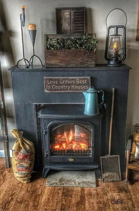 Faux Foyer, Farmhouse Fireplace Mantel, Farmhouse Mantel Decor, Farmhouse Fireplace Ideas, Primitive Fireplace, Rustic Farmhouse Fireplace, Farmhouse Fireplace Mantels, Design Camino, Fireplace Design Ideas