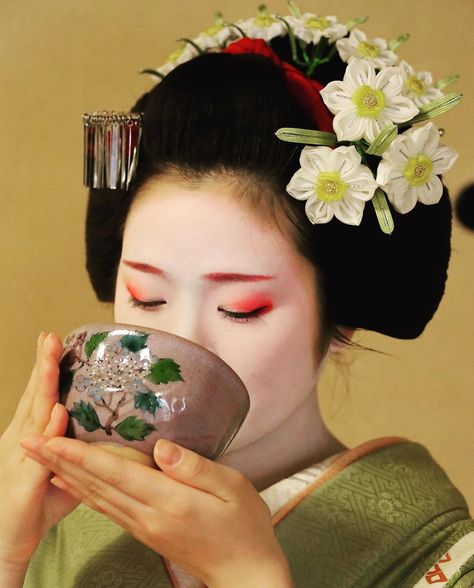 March 2018: Maiko Hinayū (Okatome Okiya) of Gion Higashi drinking a cup of green tea. Source: Furukawa Hiroyuki on Instagram Japanese Cities, The Kimono Gallery, Japan Photography, Japanese Tea Ceremony, Japanese Geisha, Japanese Aesthetic, Japanese Crafts, Rising Sun, Japanese Tea