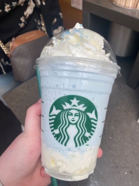 Starbucks Cloud Drink, Blue Starbucks Drink Recipe, Blue Starbucks Drink, Star Buck, Blue Starbucks, Cotton Candy Frappuccino, Starbucks Uk, Blueberry Drinks, Bubble Tee