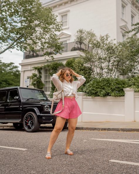 Pink Curvy Outfit, Short Pink Skirt Outfit, Pink Shorts Outfits Summer Plus Size, Pink Outfits Midsize, Shorts For Curvy Women, Midsize Pink Outfit, Pink Outfits Plus Size, Pink Shorts Outfit, Plus Size Pink Outfits