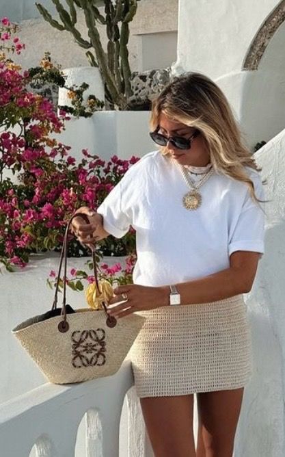 Summer Europe Fashion, St Tropez Outfit French Riviera, Outfit Short Blanc, Provence Outfits Summer, Ibiza Style Outfit, Tuscany Outfits, St Tropez Outfit, Basket Bag Outfit, St Tropez Style