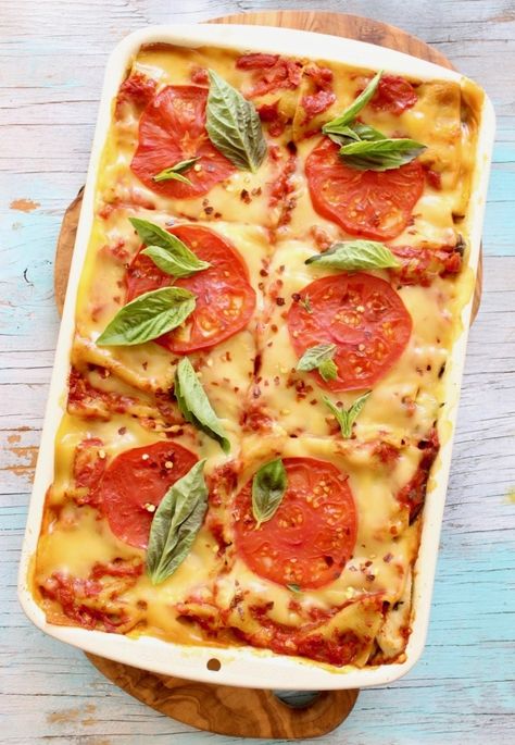 Vegan Spinach Lasagna with Cashew Ricotta and Tomatoes Vegan Spinach Lasagna, Lasagna Spinach, Vegan Pizza Dough Recipe, Best Vegan Lasagna Recipe, Spinach Lasagna Recipe, Vegan Casserole Recipes, Spinach Mushroom Lasagna, Vegan Lasagna Recipe, Veggie Society