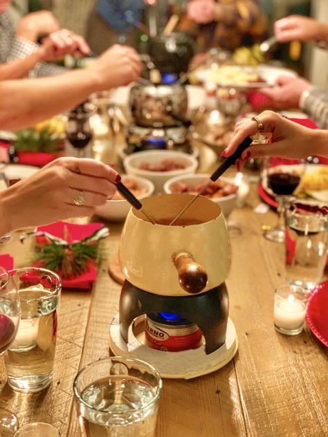 Fondue Dinner Party, Cheese Fondue Party, Raclette Dinner Party, Oil Fondue, Plaids And Poppies, Fondue Dippers, Fondue Dinner, Fondue Night, Fondue Party