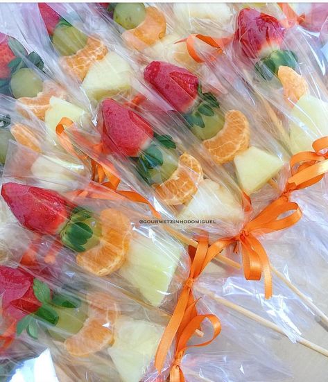 Healthy Snacks For School Party, Fruit Kabobs Kids, Christmas Decorations Office, Deco Fruit, Fruit Sticks, Iced Drinks Recipes, Fruit Platter Designs, Office Candy, Decorações Com Comidas