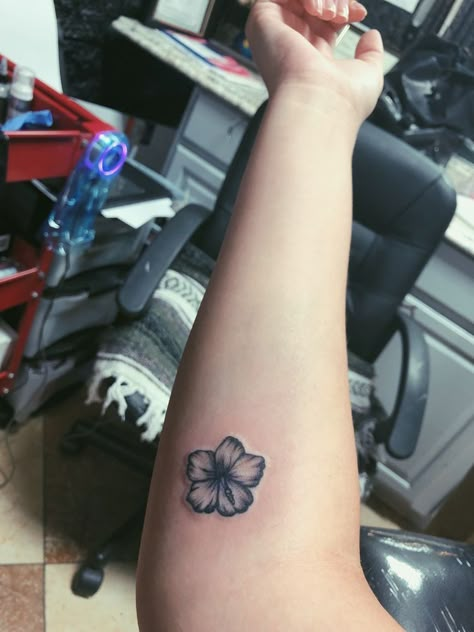 Tattoos On The Ankle, Small Hibiscus Tattoo, Hibiscus Tattoo, Cute Hand Tattoos, Pretty Hand Tattoos, Small Flower Tattoos, Small Pretty Tattoos, Tattoos For Black Skin, Red Ink Tattoos