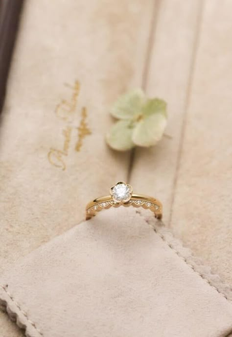 Dainty Flower Engagement Ring, Boho Wedding Rings, Modern Gold Ring, Boho Wedding Ring, Flower Engagement, Ring Inspo, Beautiful Accessories, Flower Engagement Ring, Gold Ring Designs