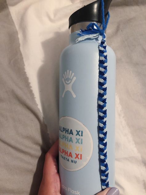 #diy #friendshipbracelets #hydroflask #sorority #axid #stringbracelet #bracelet #artsy #art #artsandcrafts Water Bottle Bracelets, Sting Bracelets, Freindship Bracelets, Hydro Flask Water Bottle, Diy Friendship Bracelet, Beach Hawaii, Hawaii Beaches, Hydro Flask, String Bracelet