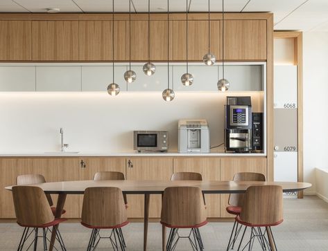 International Investment Bank Offices - Paris - Office Snapshots Office Pantry Design Corporate, Office Pantry Design Modern, Office Pantry Ideas, Office Kitchen Break Room, Small Office Kitchen, Corporate Kitchen, Office Kitchenette, Paris Office, Work Kitchen