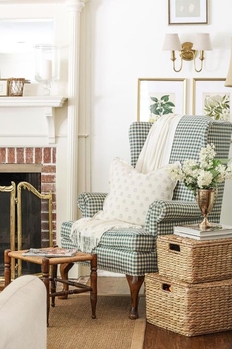 Traditional English Georgian Home Tour - Share the Love Series - Pine and Prospect Home Beautiful Office Spaces, Love Series, Fall Living Room, Traditional Interior Design, Georgian Homes, Traditional English, Traditional Living, Design Del Prodotto, Traditional Living Room