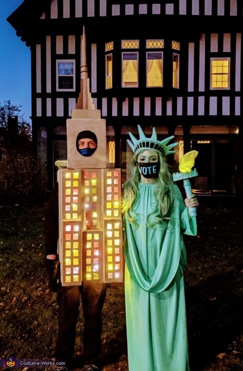 Building Costume, Lady Liberty Costume, Diy Adult Halloween Costumes, Paper Towel Tubes, Homemade Costume, Couples Costume, Costume Works, The Empire State Building, Homemade Costumes