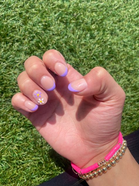 Purple Flower Nails Short, Lavender French Tip Nails With Flowers, Lilac French Tip Nails With Flowers, Cute Short Nails Purple, Purple French Tips Short, Light Purple Spring Nails, Round Short Nails Ideas, Short Nails Lavender, Summer Nail Ideas French Tips