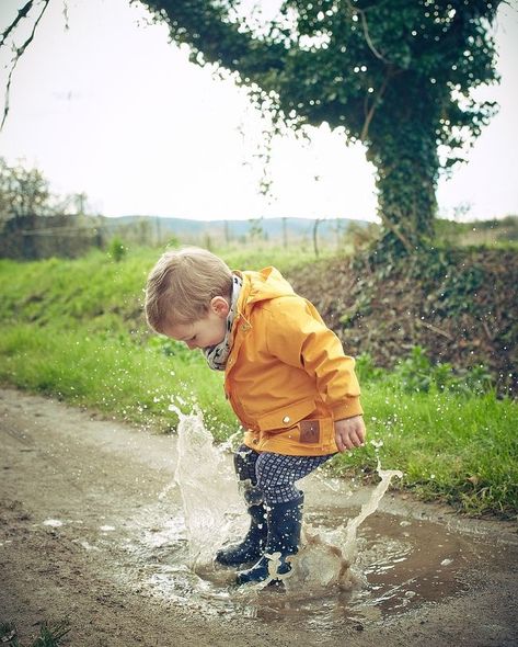 Rain Photo, Milk Magazine, Country Kids, Yellow Raincoat, Singing In The Rain, Childrens Photography, Mini Rodini, Beanie Babies, 인물 사진