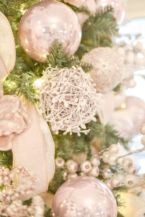 Blush And Ivory Christmas Tree, Blush Ornaments Christmas Tree, Blush Pink And Gold Christmas Tree Decorations, Blush And Champagne Christmas Tree, Pink And Champagne Christmas Tree, Blush And Gold Christmas Tree, Green And Champagne Christmas Tree, Soft Christmas Aesthetic, Champagne Christmas Decor