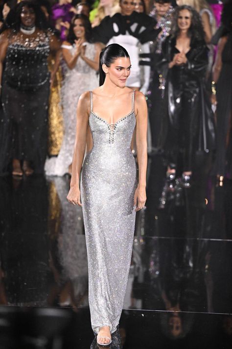 Kendall Jenner Glitter Dress, Kendall Jenner Gala Dress, Silver Red Carpet Dress, Kendall Jenner Loreal Paris 2023, Kendall Jenner Loreal Paris, Kendall Jenner Long Dress, Kendall Jenner Gown, Kendall Jenner Silver Dress, Kendall Jenner Aesthetic Outfit