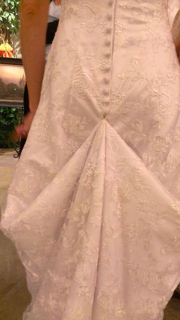 Monique's Boutique: Bustle a wedding dress Diy Wedding Dress Bustle, Bustle A Wedding Dress, Wedding Dress Train Bustle, Wedding Gown Bustle, Dress Bustle, Ideas Bodas, Wedding Dress Bustle, Princess Bridal Gown, Wedding Dress Alterations