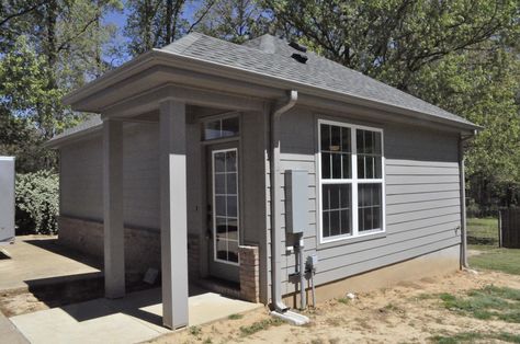 This is the 592 Sq. Ft. Hummingbird Cottage built for a family’s mother-in-law by Ralph Jones Home Plans, LLC. Janne Zaccagnino created the plans for the home and normally doesn’t see t… Mother In Law Cottage, In Law House, Granny Pod, Small Tiny House, Houses Plans, Tiny Cabins, Tiny Cottage, Cottage Plan, Small Cottage