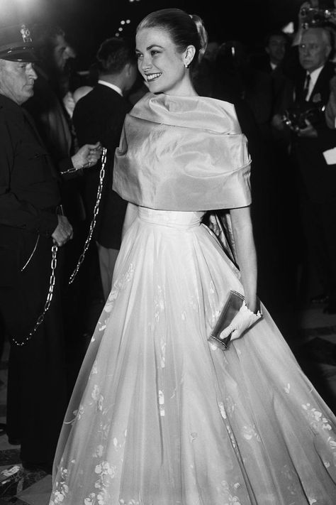 Grace Kelly at the Oscars, 1956. Helen Rose, Grace Kelly Style, Princess Grace Kelly, Prince Rainier, Red Carpet Outfits, Oscar Dresses, Elsa Peretti, Actrices Hollywood, Kelly Bag