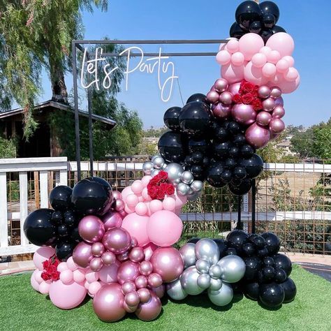 Pink And Black Balloon Garland, Shower Room Layout, Balloon Garland Birthday, Black Balloon Garland, Black And White Balloons, Garland Birthday, Black Balloon, Gender Reveal Balloons, Silver Balloon