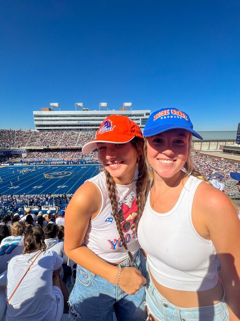 boise state football themes @sydney.s.bailey Boise State Aesthetic, Boise State University Aesthetic, Boise State Football, Boise State University, Pretty Mess, Romanticizing School, College Game Days, Bleed Blue, Go Big Blue