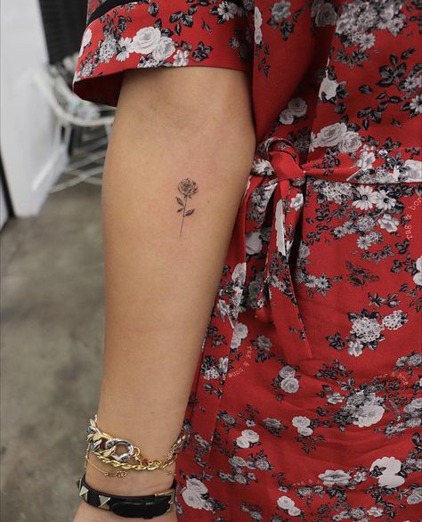 Bang Bang Tattoo on Instagram: “@msantana.nyc ✨🌹✨” Rosen Tattoo Frau, Tiny Tattoos For Women, Small Rose Tattoo, Single Needle Tattoo, Red Rose Tattoo, Rosen Tattoo, Rose Tattoo Design, Tattoo Designs For Girls, Dainty Tattoos