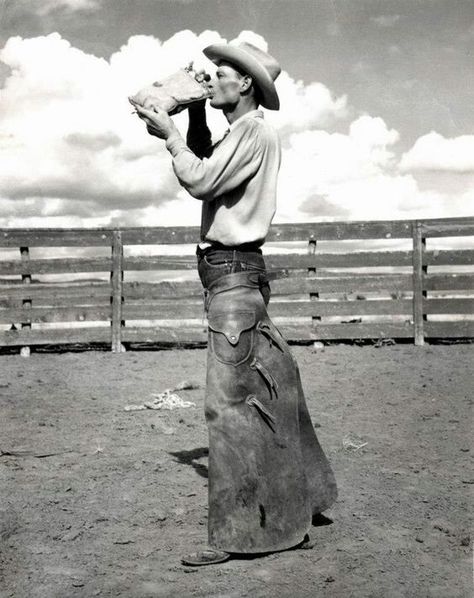 Cowboy taking a drink at Bell ranch in New Mexico.Early 1900s. Western Horseman, Cowboy Photography, Old West Photos, Cowboy Pictures, Real Cowboys, Wild West Cowboys, Wilde Westen, Into The West, Cowboy Girl