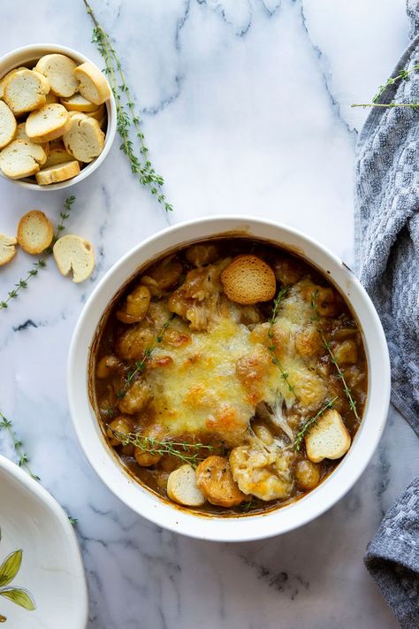 This baked French onion gnocchi is like a heartier version of the classic soup! Tender gnocchi is baked in a flavorful caramelized onion beef broth with lots of rich cheese on top and French bread slices for dipping. Gnocchi Ideas, French Onion Gnocchi, Gnocchi Dishes, Baked Gnocchi, Winter Meals, French Onion Chicken, Chicken Gnocchi, French Dip Sandwich, Baked Cheese