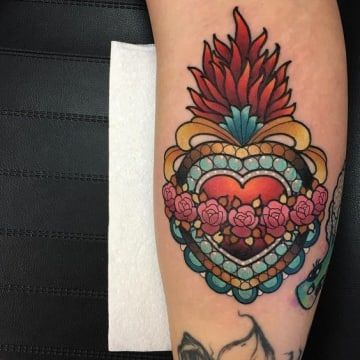 19 Tatuajes mexicanos que querrás hacerte si te sientes orgulloso de México Mexican Heart Tattoo, Mexican Heart, Mexican Tattoo, Sacred Heart Tattoos, Heart Tattoo Designs, Tattoo Project, Tattoo Blog, Trendy Tattoos, Old School Tattoo