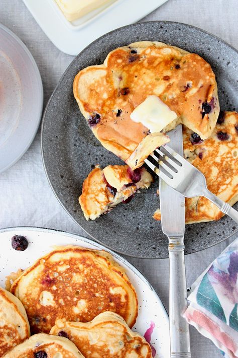 Best Blueberry Banana Pancakes - Monday Sunday Kitchen Banana Pancakes 3 Ingredients, Pancakes 3 Ingredients, Blueberry Banana Pancakes, Pancake Banane, Banana Blueberry Pancakes, Greek Yogurt Pancakes, Healthy Pancake Recipes, Brunch Inspiration, Banana Pancakes Recipe