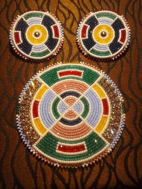 Crow Style Beadwork, Crow Beadwork Designs, Crow Beadwork, Abc Patterns, Seed Bead Art, Indian Beadwork, Native Artwork, Beautiful Beaded Earring, Native Beading