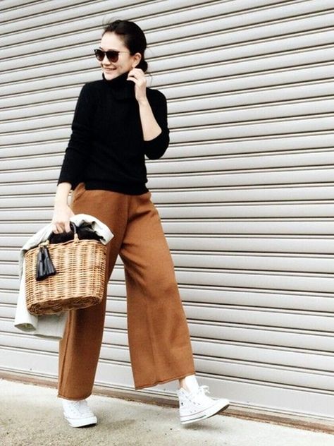 40 Japanese Fashion Looks To Try Before Anyone In 2017 How To Wear Culottes, Minimalist Moda, Street Style Trends, Brown Pants, Winter Mode, Sneakers Outfit, 가을 패션, 2015 Fashion, Japan Fashion