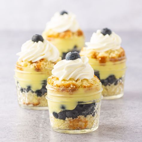 Blueberry lemon pudding cake in a jar is a delicious recipe that gets served up in individual jars or cups. It's perfect for parties, gatherings, and special occasions (or as any anytime treat to enjoy alone)! Lemon Pudding Dessert, Mason Jar Desserts Recipes, Cheesecake Shooters, Blueberry Pudding, Yellow Desserts, Mason Jar Cakes, Betty Crocker Cake Mix, Mascarpone Dessert, Betty Crocker Cake