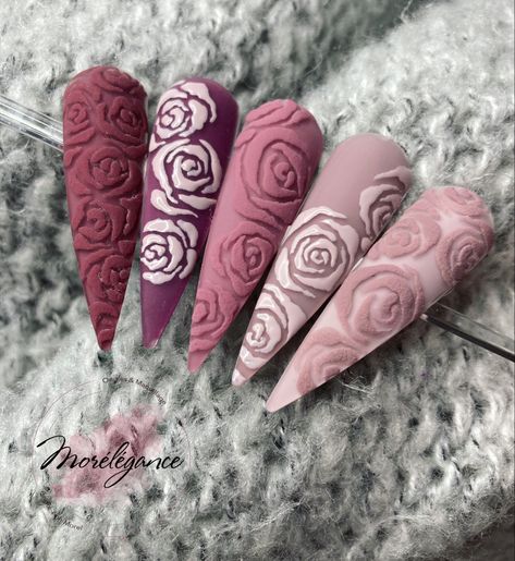 Purple Rose Nail Art, Sweater Art Nails, Rose Design Nail Art, Purple Sweater Nails, Heart Sweater Nails, Nails Efecto Sueter, Sweater Effect Nails, Sweater Pattern Nails, Sweater Design Nails