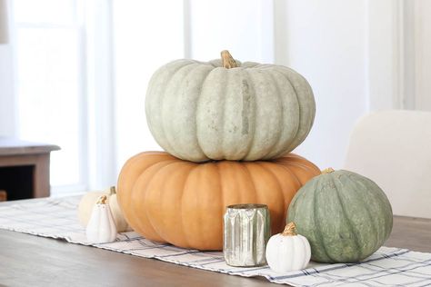 10 Pumpkin Centerpiece Ideas for Fall - Rooms For Rent blog Pumpkin Centerpiece Ideas, Simple Farmhouse Table, Farmhouse Table Makeover, Simple Fall Porch Decor, Weathered Wood Stain, Types Of Pumpkins, Pumpkin Centerpiece, Pumpkin Arrangements, Traditional Pumpkin