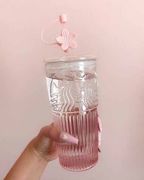 Pink Glass Starbucks Cup, Cute Starbucks Tumbler Cups, Glass Starbucks Cup, Aesthetic Tumbler Bottle, Cute Cups Tumblers, Tumbler Aesthetics, Vasos Starbucks, Tumbler Aesthetic, Glass Drinking Bottles