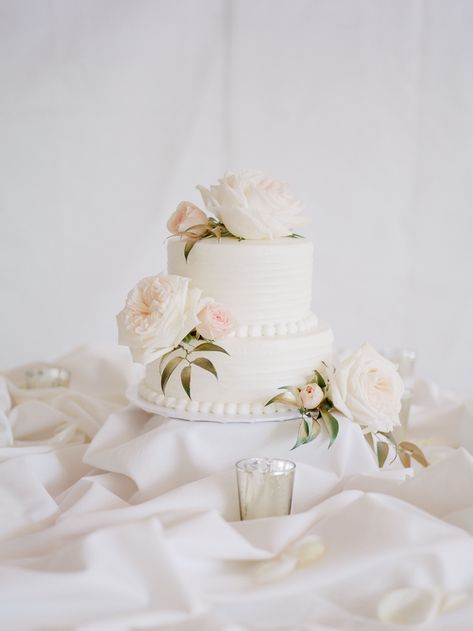 Two-Tier White Wedding Cake with Lush Roses Gray And White Wedding, July Wedding Colors, Wedding Cakes One Tier, Brown Wedding Cakes, Wedding Cake Pearls, Minimalist Wedding Decor, Simple Wedding Decorations, Wedding Cake Photos, Floral Wedding Cake