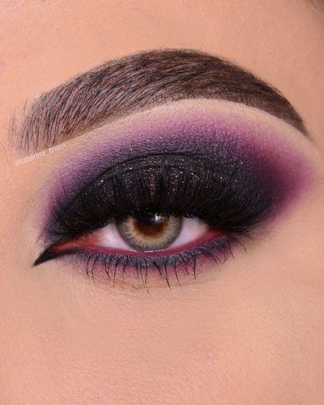 Darth Vader Makeup, Black Eyeshadow Looks, Goth Glamour, Star Wars Makeup, Pink Eyeshadow Look, Casual Goth, Plouise Makeup Academy, Goth Glam, Rave Makeup