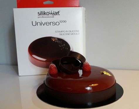 L'Entremet Chocolat Noir et Framboises - Les desserts de Julien Mirror Glaze, Charger Pad, Silicone Molds, Molding, Pastry, Glaze, Dessert, Baking, Cake