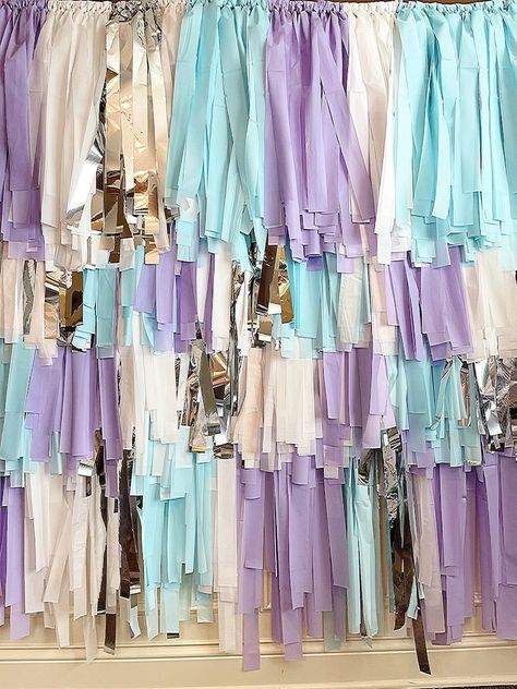 Elsa Anna Backdrop Fringe Backdrop Streamer Backdrop Wall - Etsy Finland Table Cover Backdrop, Backdrop Streamers, Frozen Backdrop, Backdrop Fringe, Tablecloth Backdrop, Birthday Photo Backdrop, Elsa Photos, Photo Backdrop Stand, Backdrops Kids