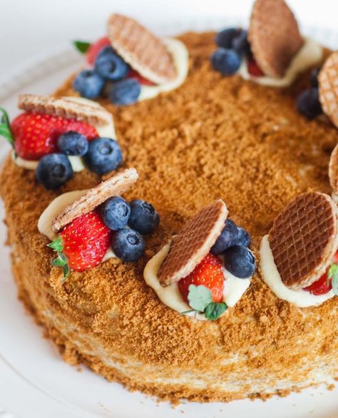 Russian Honey Cake Recipe, Medovik Cake, Creme Recipe, Russian Honey Cake, Layer Cake Filling, Pastry Cream Recipe, Honey Cake Recipe, Russian Cakes, Cream Custard