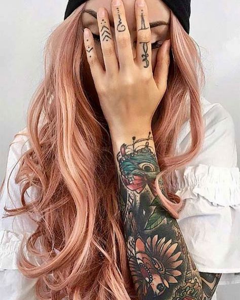 23 Likes, 2 Comments - Opulence Hair Emporium (@opulence_hair_emporium__) on Instagram: “2018 must have colour is... drum role please!! Rose gold hair♥️♥️♥️ #rosegoldhaircolor…” Rose Gold Hair Blonde, Pinwheel Hair Color, Gold Hair Colors, Hair Color Rose Gold, Hair Charms, Hair Color Crazy, Colored Curly Hair, Dark Brown Hair Color, Wild Hair