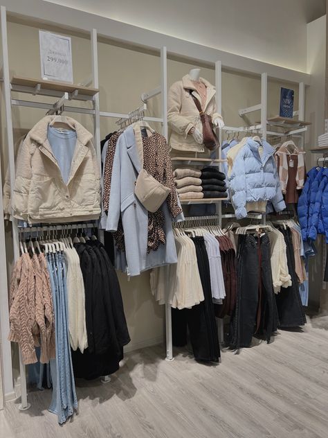 Winter Visual Merchandising, Visual Merchandising Ideas Clothing Store Displays, Visual Merchandising Ideas, Clothing Boutique Decor, Visual Merchandising Fashion, Clothing Store Displays, Retail Store Interior Design, Clothing Store Interior, Clothing Store Design