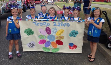 Daisy Girl Scout Troop Banner for parades and troop events.  Made with fabric and fusible web. Each girl chose a fabric petal and added her name. Girl Scout Brownies Meetings, Girl Scout Daisy Petals, Brownies Activities, Parade Banner, Daisy Ideas, Bike Parade, Girl Scout Cookie Sales, Girl Scouts Brownies, Daisy Troop