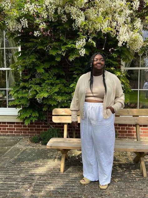 London Summer Outfits, White Linen Pants Outfit, Grandmothers Love, Plus Size Looks, London Summer, Look Plus Size, Coastal Grandmother, White Linen Pants, Colored Cardigans