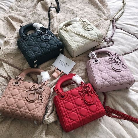 🌍Worldwide shipping🌎 💯Shop🛍️👚 Original quality 1️⃣ Send pictures to 📱WhatsApp +37256705971 2️⃣✈️Transport✈️ 📦DHL/FEDEX/EMS Mode Purple, Edgy Bags, Cute Mini Backpacks, Expensive Bag, My Style Bags, Trendy Purses, Luxury Bags Collection, Expensive Handbags, Tas Fashion