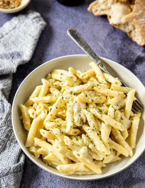 This Mascarpone Pasta is SUCH an easy recipe to throw together when you need a really good dinner, fast! It is ready in 15 minutes! While the pasta cooks, the sauce comes together in about 5 minutes. Recipes With Mascarpone, Recipes With Mascarpone Cheese, 15 Minute Meals Dinners, Mascarpone Recipes, 15 Minute Dinners, Cheese Dinner, Chicken Alfredo Recipes, Paleo Recipe, Alfredo Sauce Recipe