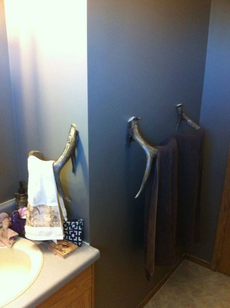 Towel racks!! Antler Shed Ideas, Antler Towel Rack, Antler Ideas, Fall Decor Home, Deer Antler Decor, Antler Decor, Horns Decor, Antlers Decor, Antler Crafts