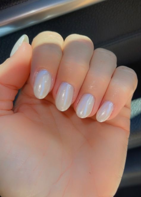 Pearl white almond nail color Pearl Nails Short, Almond Nails Pearl, Short Pearl Nails, Almond Pearl Nails, Chrome Short Nails, White Pearl Nails, Nails Pearl, Chrome Nail Polish, Short Almond