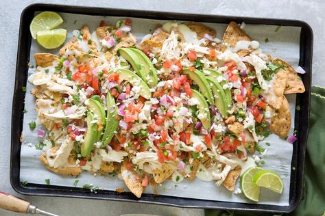 Chicken Nachos with White Queso Queso For Nachos, White Queso Chicken, Queso Chicken And Rice, Rotisserie Chicken Nachos, Jalapeño Salad, Nachos Supreme Recipe, Chicken Queso, Nachos Chicken, Chili Nachos